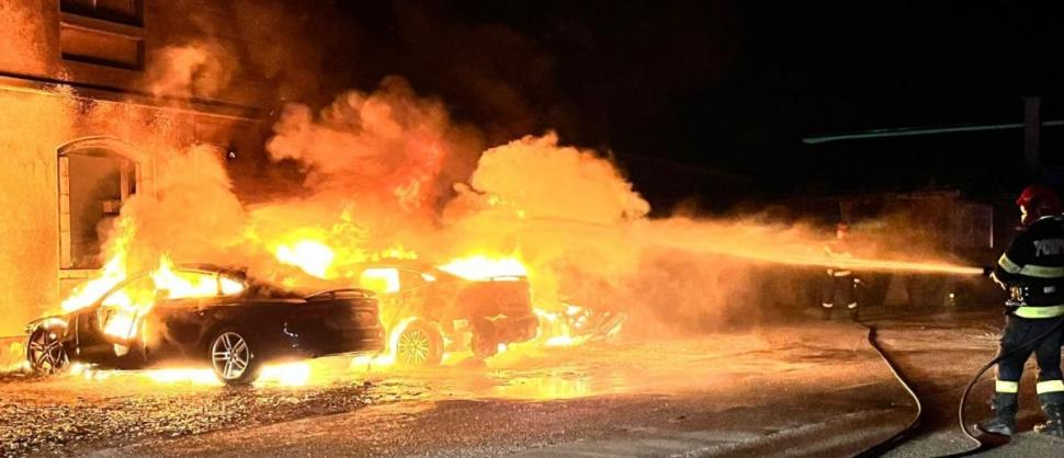 Trei mașini au fost distruse de flăcări, în urma unui incendiu provocat la miezul nopţii, în localitatea Ștei 864105