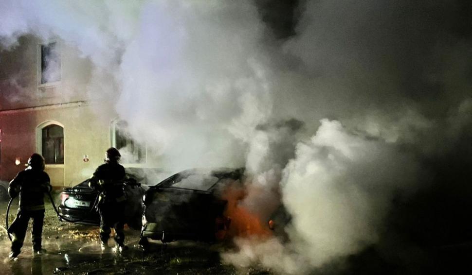 Trei mașini au fost distruse de flăcări, în urma unui incendiu provocat la miezul nopţii, în localitatea Ștei 864107