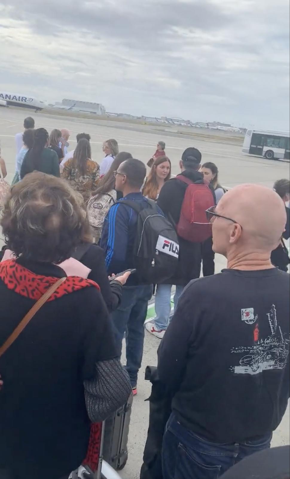 Alerte cu bombă în șase aeroporturi din Franța. Oamenii au fost evacuați de urgență | Autoritățile din UE, în alertă 864374