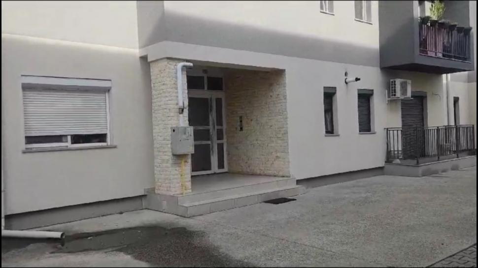 O femeie și-a sunat soțul ca să o salveze, după ce a fost înjunghiată de fostul amant, într-o scară de bloc din Timiș 864383