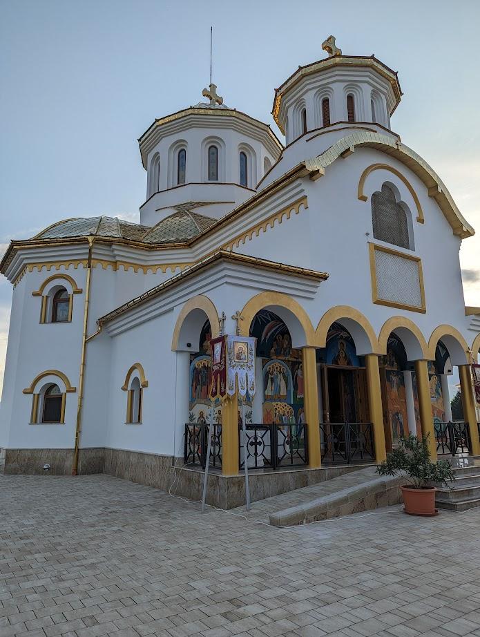 "Ştiam că voi reuşi" | Un medic veterinar a construit o biserică, apoi a donat-o Mitropoliei Banatului 864491