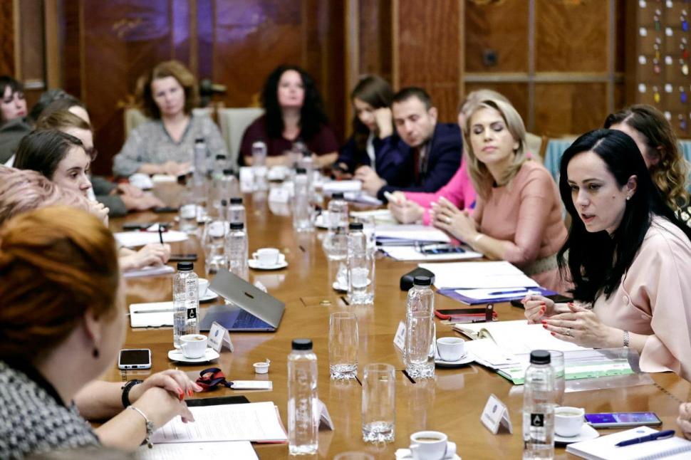 Ministerul Muncii, negocieri maraton pentru legea salarizării: "Ne dorim o lege care să aducă claritate, iar pentru muncă egală plata să fie egală" 864427