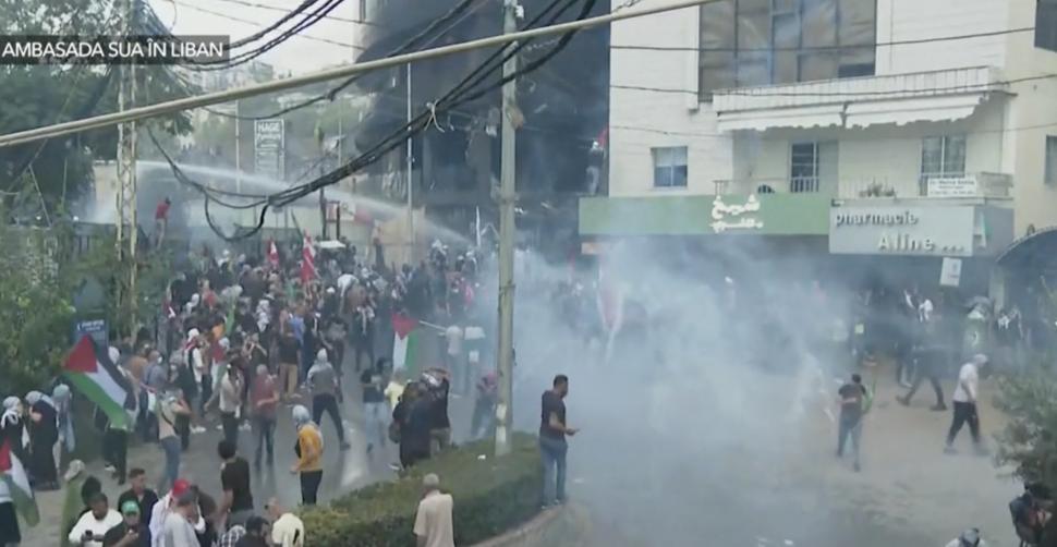 Protestatarii au luat cu asalt ambasada SUA din Liban. Mulţimea s-a adunat la "Ziua mâniei" și a incendiat o clădire din apropiere 864406