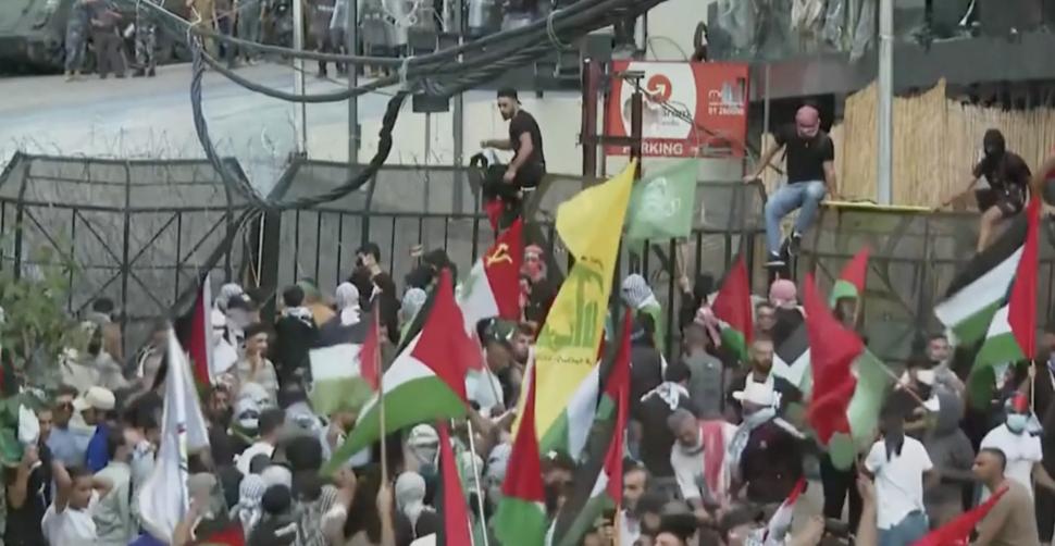 Protestatarii au luat cu asalt ambasada SUA din Liban. Mulţimea s-a adunat la "Ziua mâniei" și a incendiat o clădire din apropiere 864407