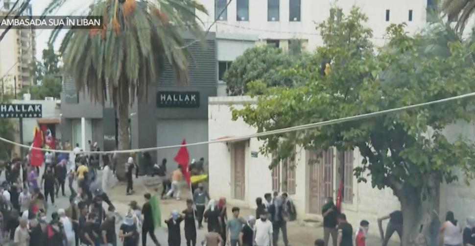 Protestatarii au luat cu asalt ambasada SUA din Liban. Mulţimea s-a adunat la "Ziua mâniei" și a incendiat o clădire din apropiere 864409