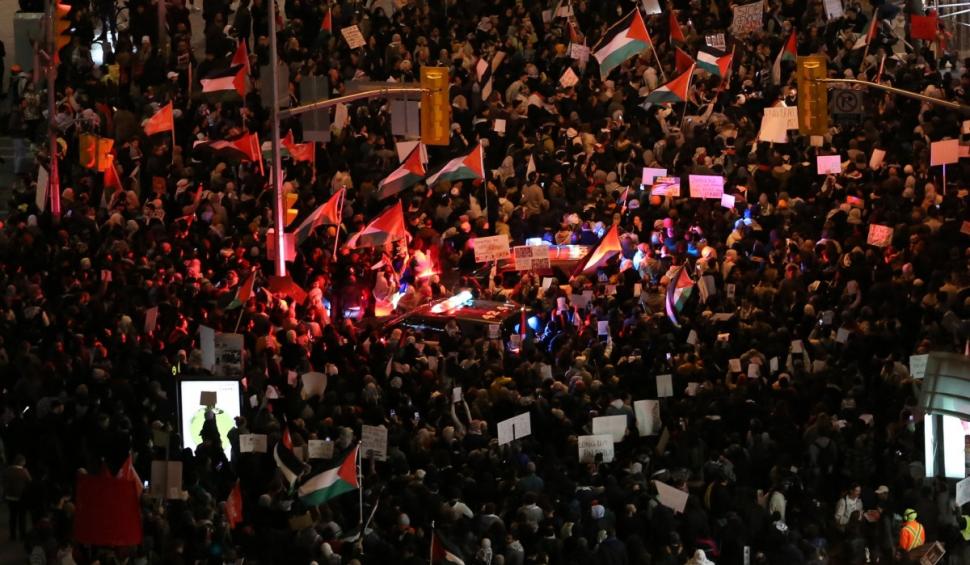 Proteste de amploare în ţările musulmane după atacul de la spitalul din Gaza | Protestatarii turci au sărit gardul Consulatului israelian din Istanbul 864278