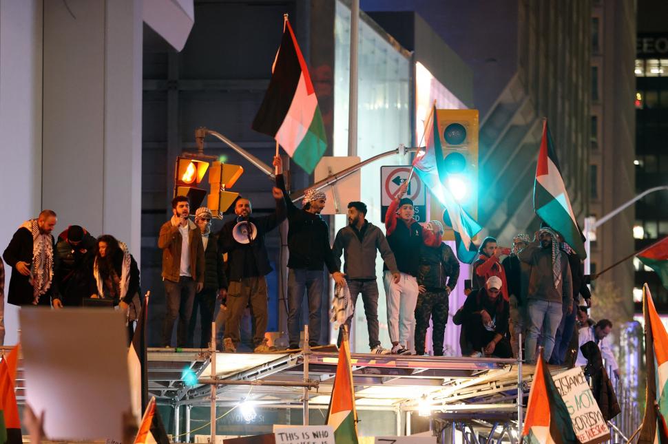 Proteste de amploare în ţările musulmane după atacul de la spitalul din Gaza | Protestatarii turci au sărit gardul Consulatului israelian din Istanbul 864280