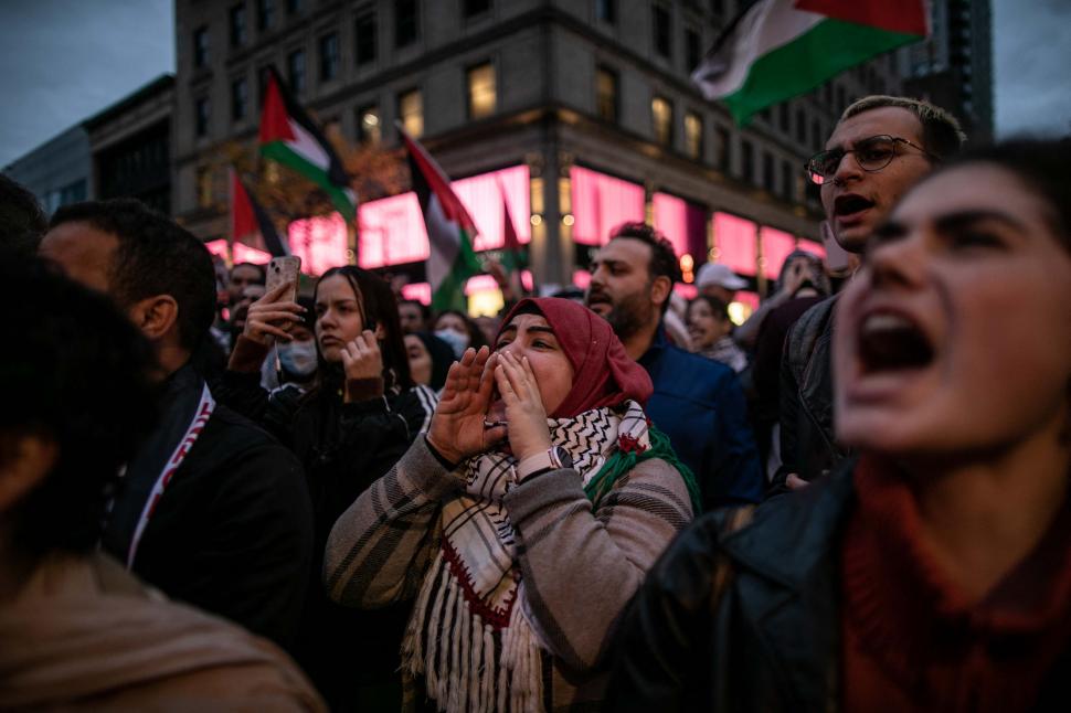 Proteste de amploare în ţările musulmane după atacul de la spitalul din Gaza | Protestatarii turci au sărit gardul Consulatului israelian din Istanbul 864282