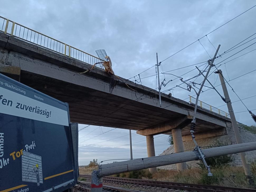 Un TIR a căzut de pe podul de trecere peste calea ferată, pe DN2. Circulația feroviară este oprită 864316
