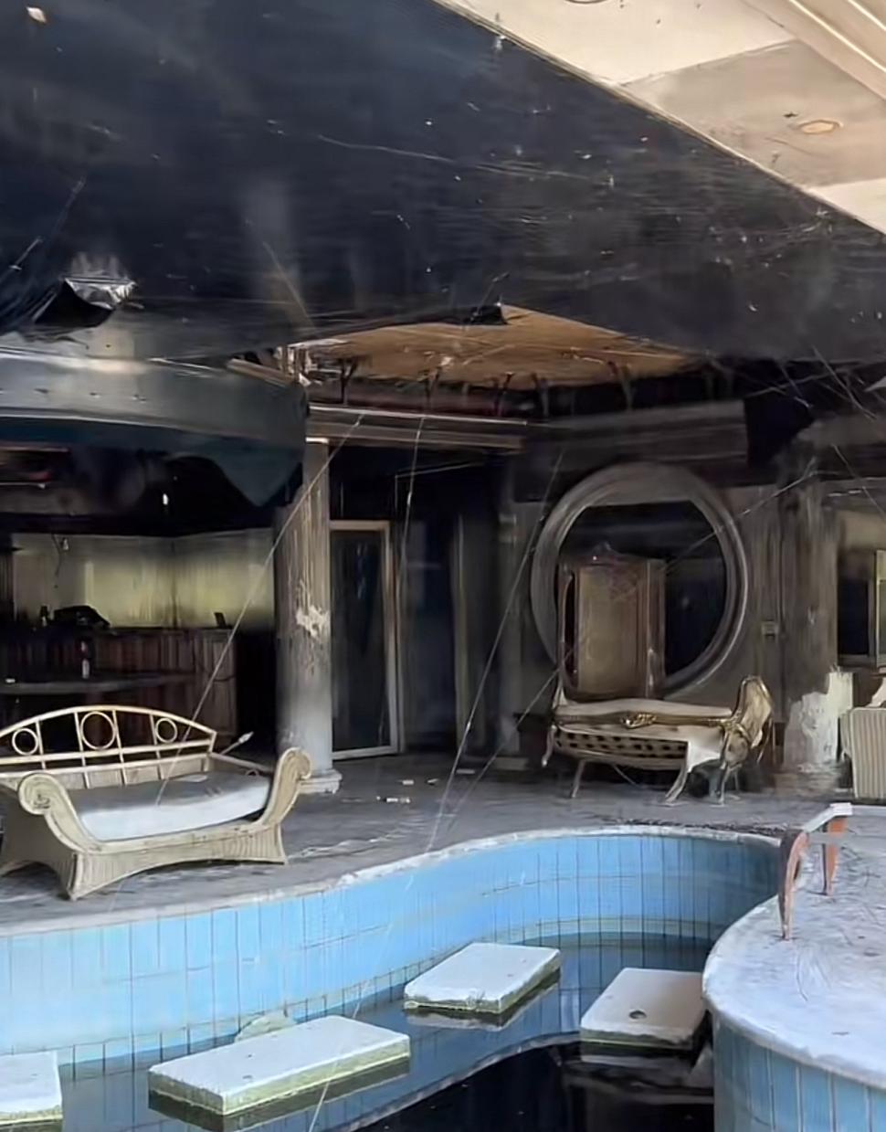 Cum arată astăzi celebra casă în care a locuit Irinel Columbeanu. Vila de la Izvorani a ajuns o ruină 864566