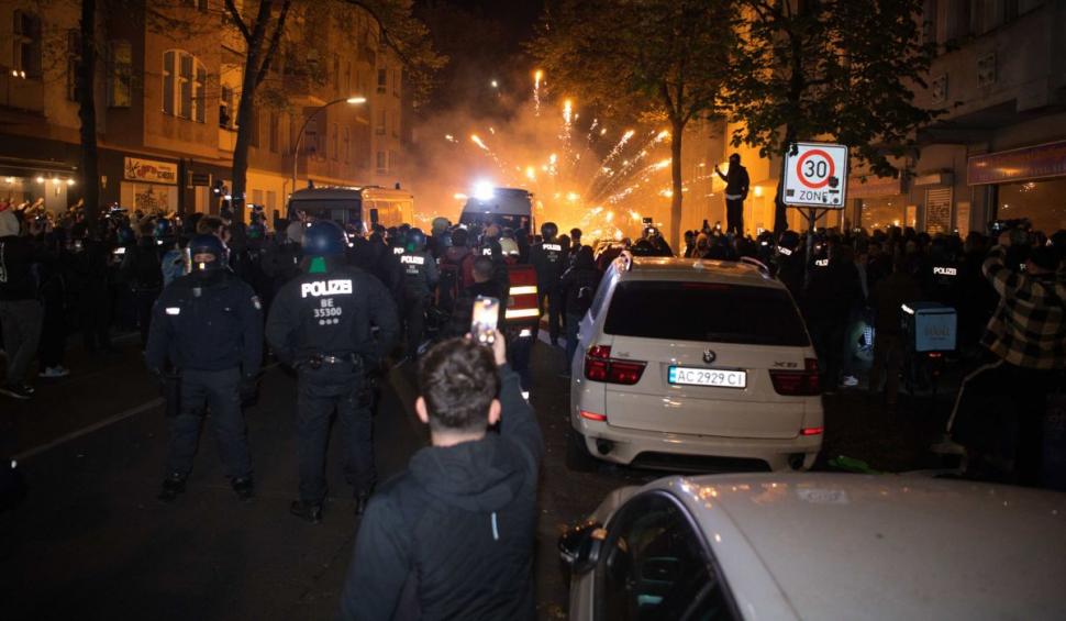 "Ardeți totul! Transformați Neukoelln în Gaza!" | Zeci de polițiști răniți la Berlin, după un miting masiv al arabilor și musulmanilor din capitala germană 864627