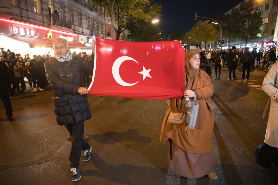 "Ardeți totul! Transformați Neukoelln în Gaza!" | Zeci de polițiști răniți la Berlin, după un miting masiv al arabilor și musulmanilor din capitala germană 864628