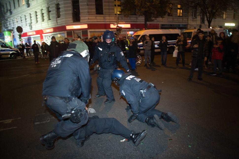 "Ardeți totul! Transformați Neukoelln în Gaza!" | Zeci de polițiști răniți la Berlin, după un miting masiv al arabilor și musulmanilor din capitala germană 864629