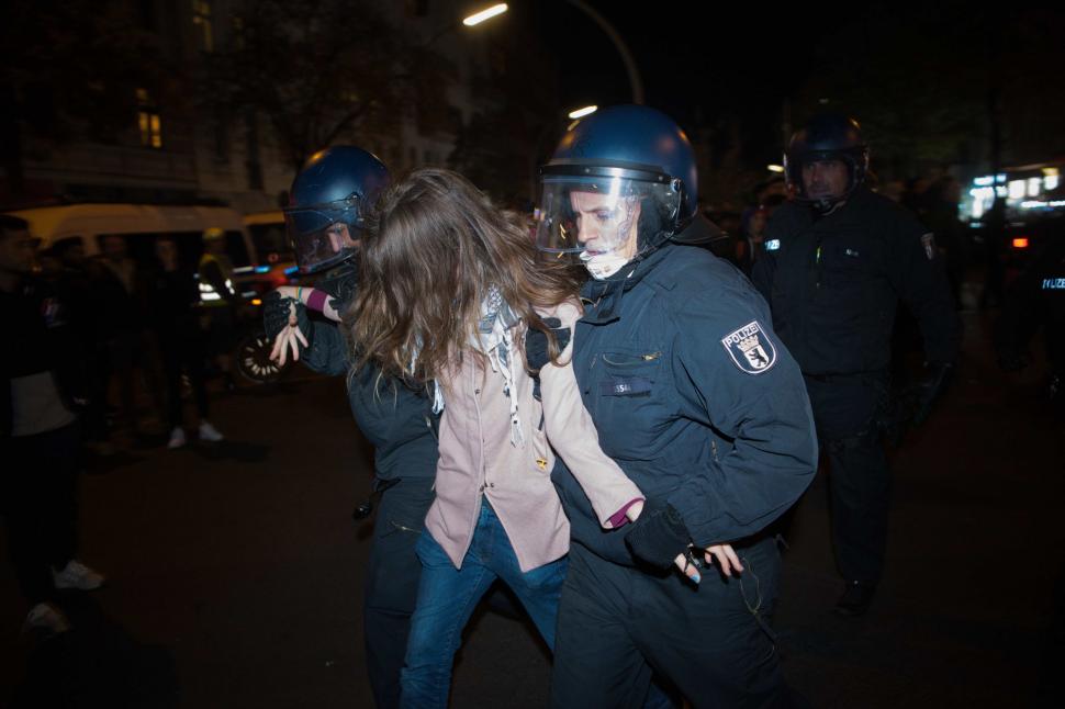 "Ardeți totul! Transformați Neukoelln în Gaza!" | Zeci de polițiști răniți la Berlin, după un miting masiv al arabilor și musulmanilor din capitala germană 864630