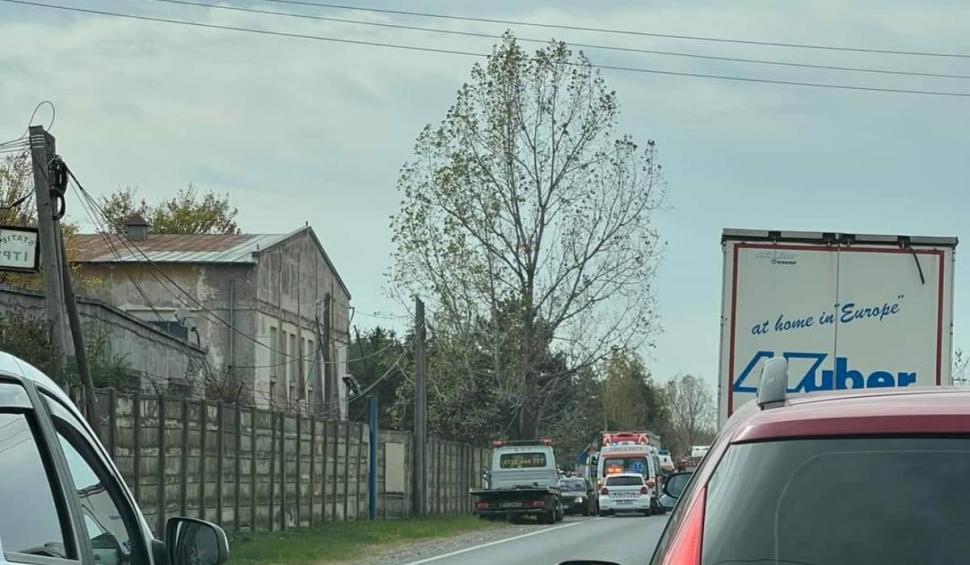 Accident grav pe DN72 în Prahova, în care 20 de persoane au fost implicate. Un microbuz și un TIR s-au ciocnit violent 864868