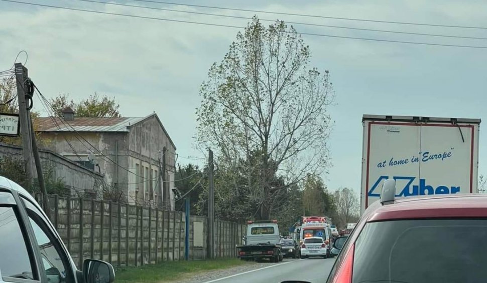 Accident grav pe DN72 în Prahova, în care 20 de persoane au fost implicate. Un microbuz și un TIR s-au ciocnit violent