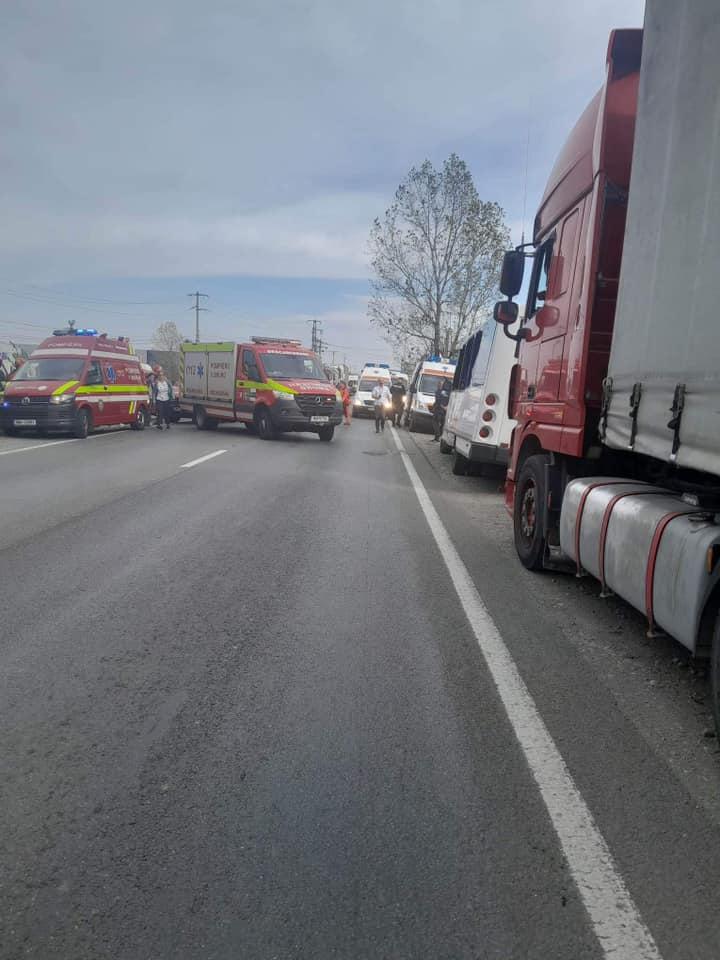 Accident grav pe DN72 în Prahova, în care 20 de persoane au fost implicate. Un microbuz și un TIR s-au ciocnit violent 864874