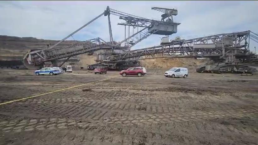 Tragedie la Cariera Roșia din cadrul CE Oltenia. Un muncitor a fost strivit de excavatorul pe care încerca să-l repare 864888