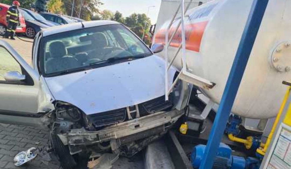Accident grav în Pitești între două mașini! Unul dintre șoferi a ricoşat într-o stație GPL