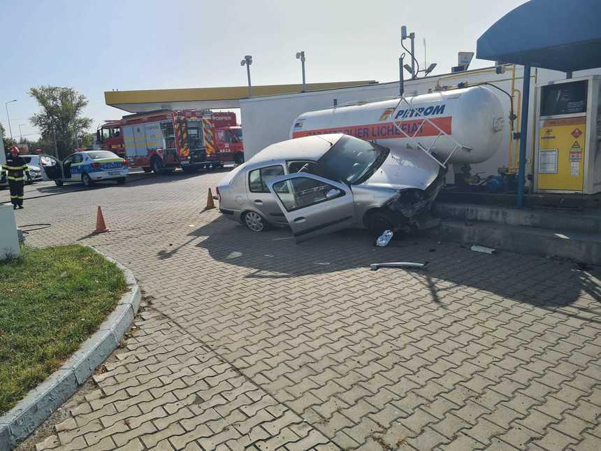 Accident grav în Pitești între două mașini! Unul dintre șoferi a ricoşat într-o stație GPL 864994