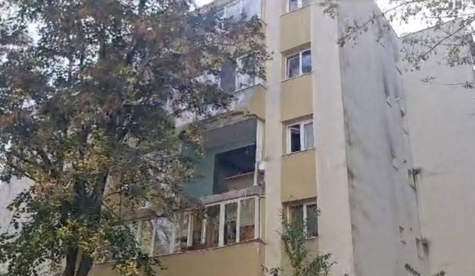 Explozie într-un bloc din Târgu Mureş. Balconul apartamentului a zburat de la etajul doi. O persoană a fost rănită