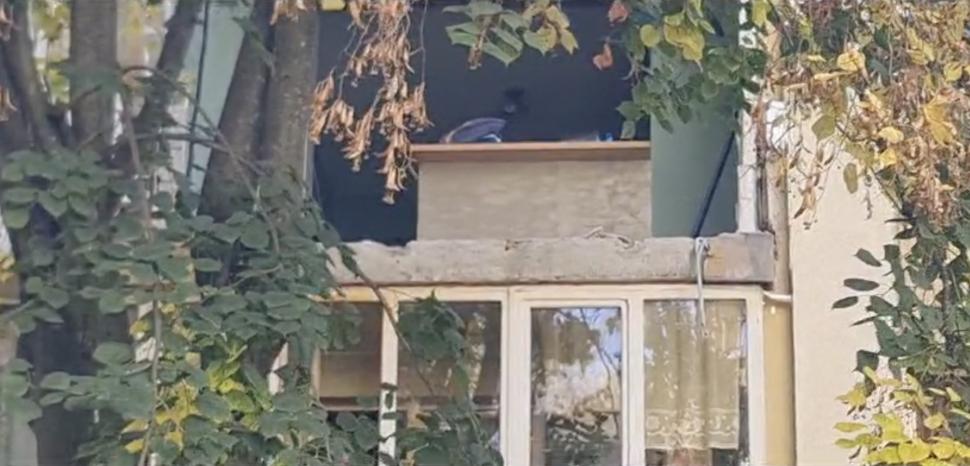 Explozie într-un bloc din Târgu Mureş. Balconul apartamentului a zburat de la etajul doi. O persoană a fost rănită 865012