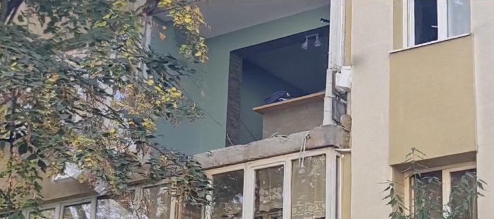 Explozie într-un bloc din Târgu Mureş. Balconul apartamentului a zburat de la etajul doi. O persoană a fost rănită 865013