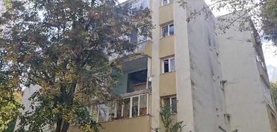 Explozie într-un bloc din Târgu Mureş. Balconul apartamentului a zburat de la etajul doi. O persoană a fost rănită 865014