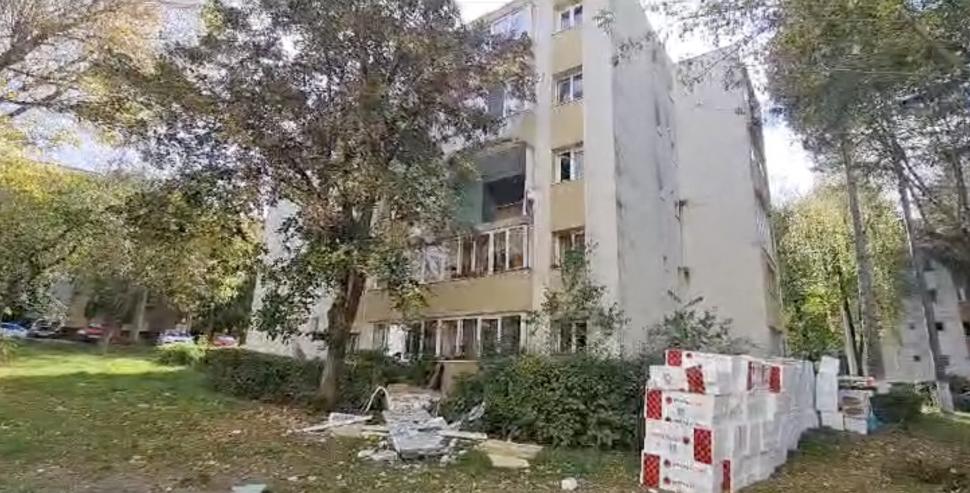 Explozie într-un bloc din Târgu Mureş. Balconul apartamentului a zburat de la etajul doi. O persoană a fost rănită 865015
