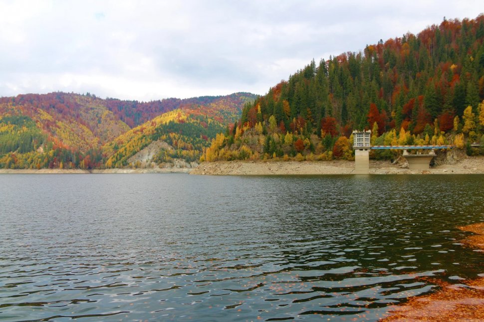 Barajul unicat în Europa, care se află într-o zonă montană superbă din România