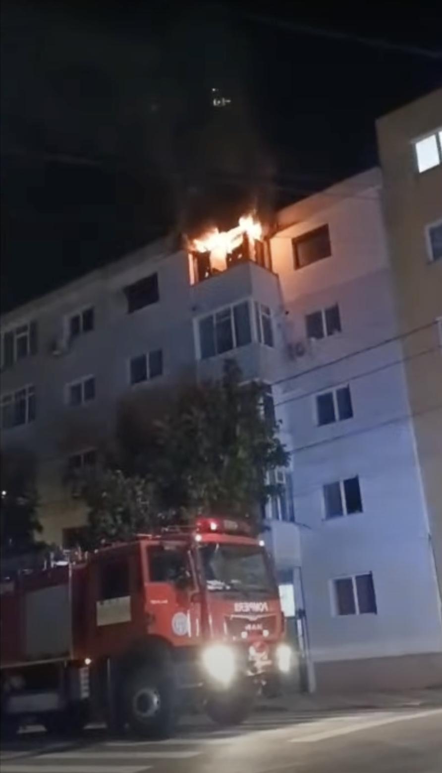 Un bărbat din Techirghiol și-a bătut soția, a distrus bunurile din locuința lor, apoi a dat foc apartamentului. Poliția a fost sesizată de trei ori 865262