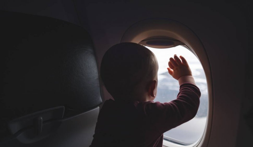 O companie aeriană va introduce zboruri cu zone fără copii. Prețul unui bilet în zona dedicată exclusiv adulților