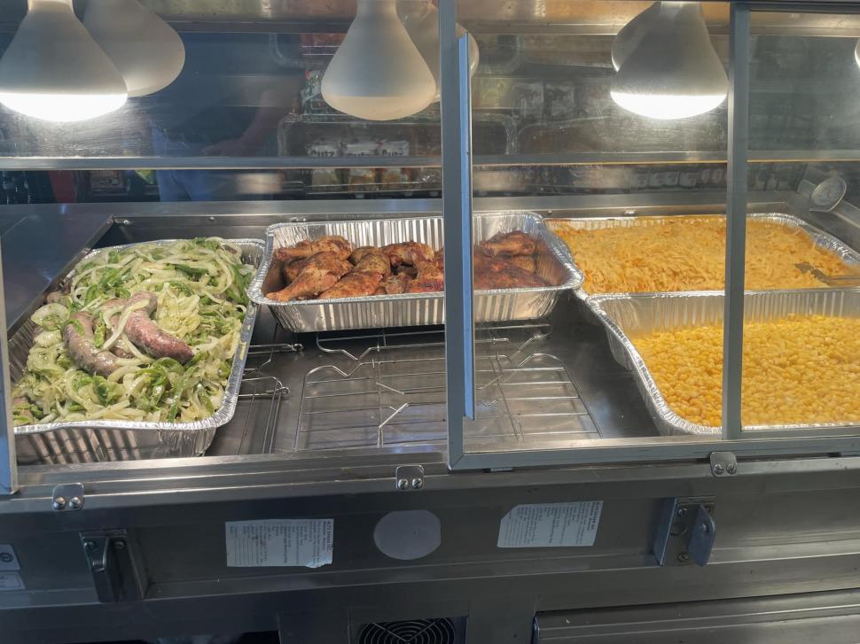 Doi soți români, noii proprietari ai unui magazin cu tradiție din SUA. Produsele cu care vor să-i atragă pe clienți 865221