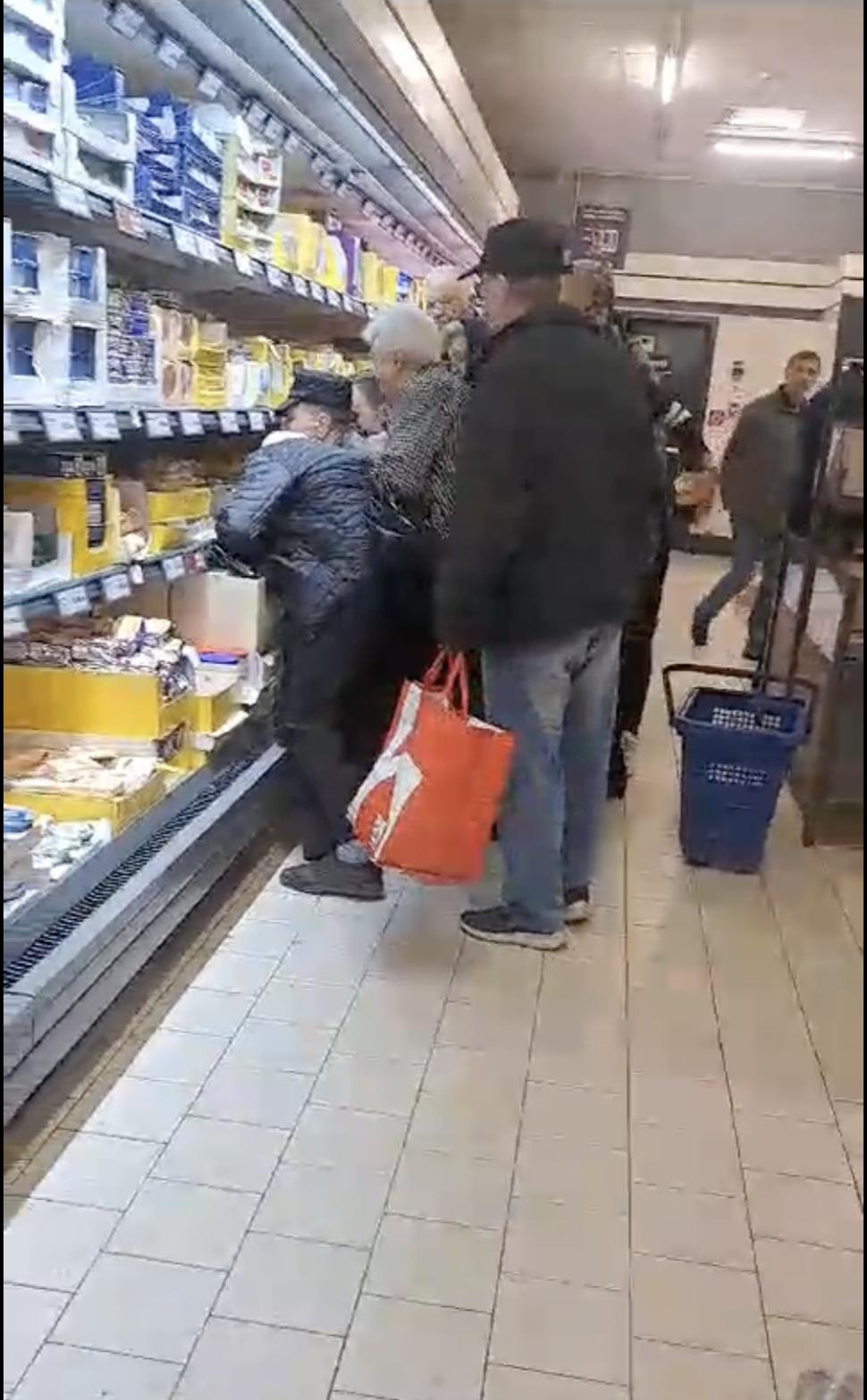 "Stai domnule, ești nebun la cap?". Zeci de oameni s-au călcat în picioare pentru cașcaval la preț redus, în Suceava. Imaginile au devenit virale 865231