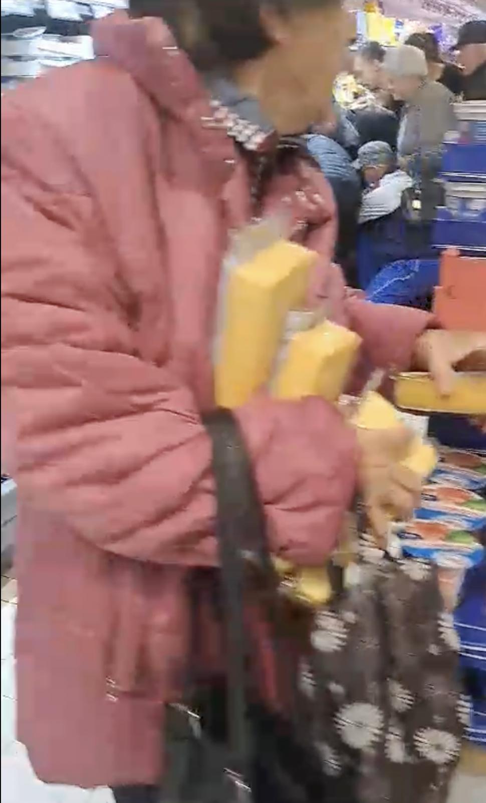 "Stai domnule, ești nebun la cap?". Zeci de oameni s-au călcat în picioare pentru cașcaval la preț redus, în Suceava. Imaginile au devenit virale 865232