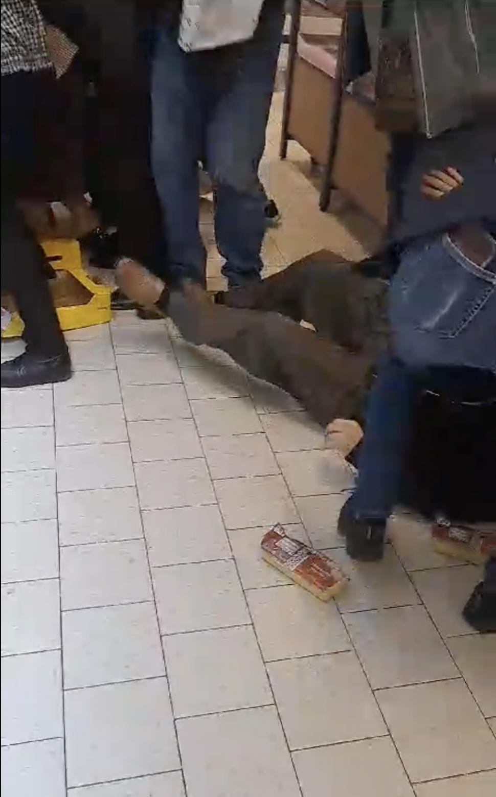 "Stai domnule, ești nebun la cap?". Zeci de oameni s-au călcat în picioare pentru cașcaval la preț redus, în Suceava. Imaginile au devenit virale 865233