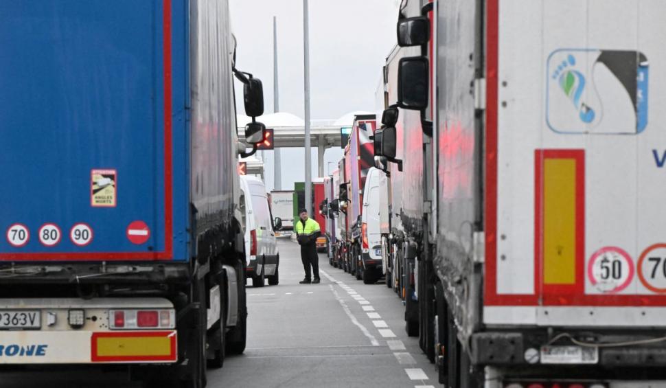 Un şofer român de TIR a scăpat miraculos cu viaţă, după ce a fost atacat de un migrant, lângă Calais