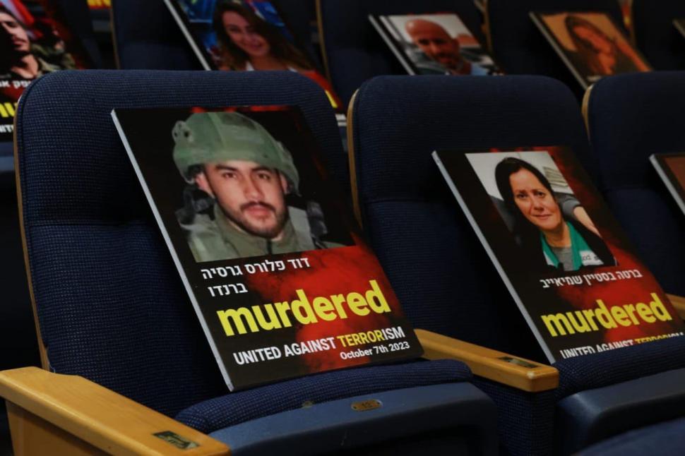 "A fost cel mai teribil tip de măcel la care vă puteți gândi". Pozele victimelor din Israel, expuse în sala universităţii din Tel Aviv 865298