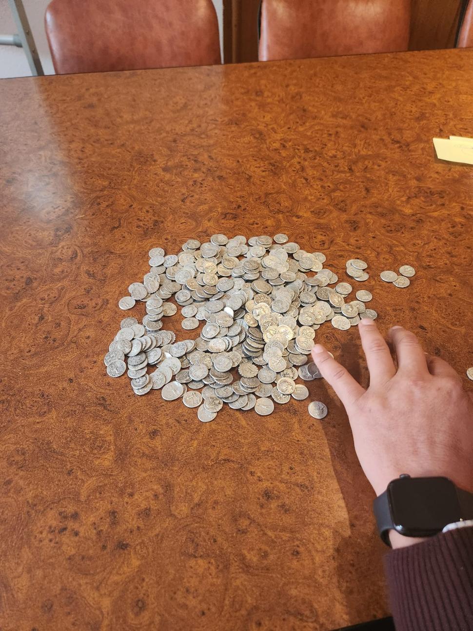 Descoperire istorică în Hunedoara. Peste 400 de monede de argint, din perioada cuceririi Daciei de către romani: "Nu este una la fel cu cealaltă" 865472