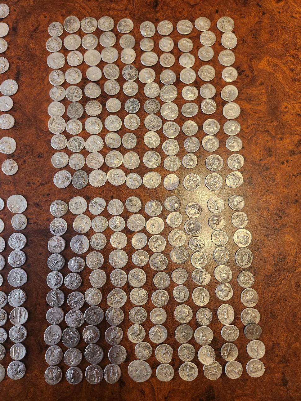 Descoperire istorică în Hunedoara. Peste 400 de monede de argint, din perioada cuceririi Daciei de către romani: "Nu este una la fel cu cealaltă" 865474