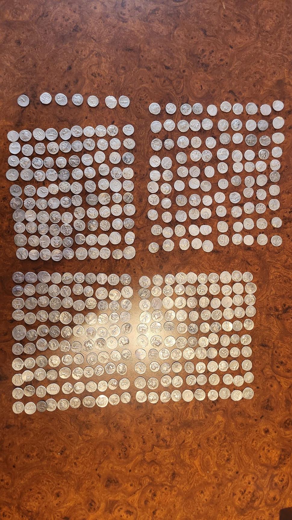 Descoperire istorică în Hunedoara. Peste 400 de monede de argint, din perioada cuceririi Daciei de către romani: "Nu este una la fel cu cealaltă" 865475