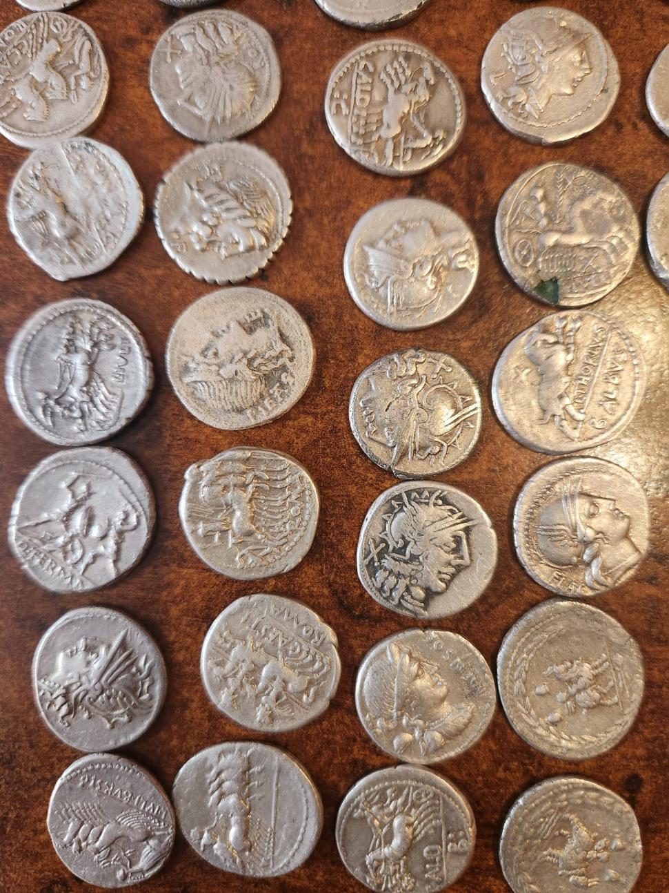 Descoperire istorică în Hunedoara. Peste 400 de monede de argint, din perioada cuceririi Daciei de către romani: "Nu este una la fel cu cealaltă" 865477