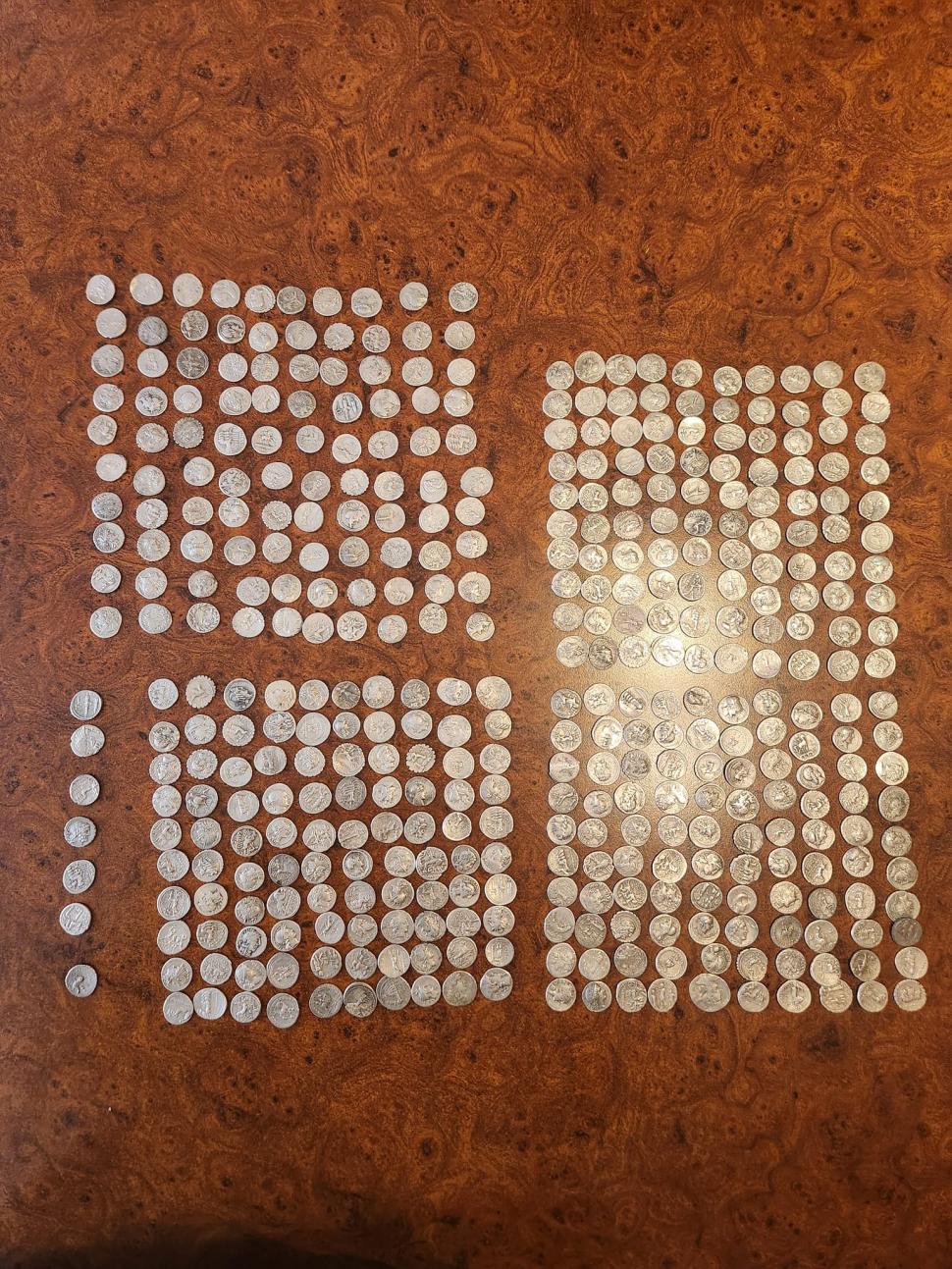 Descoperire istorică în Hunedoara. Peste 400 de monede de argint, din perioada cuceririi Daciei de către romani: "Nu este una la fel cu cealaltă" 865478