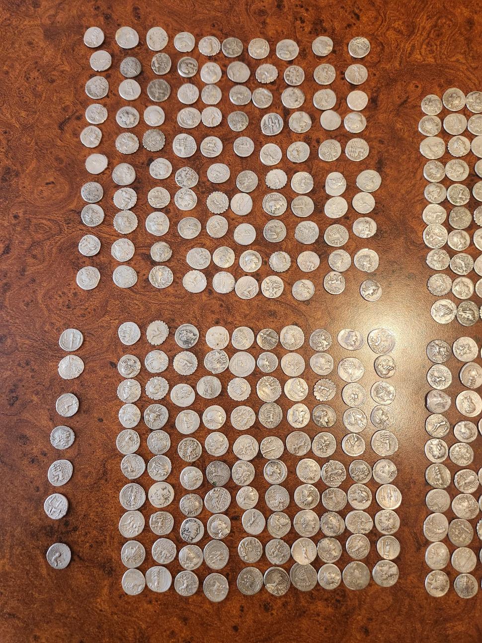 Descoperire istorică în Hunedoara. Peste 400 de monede de argint, din perioada cuceririi Daciei de către romani: "Nu este una la fel cu cealaltă" 865481