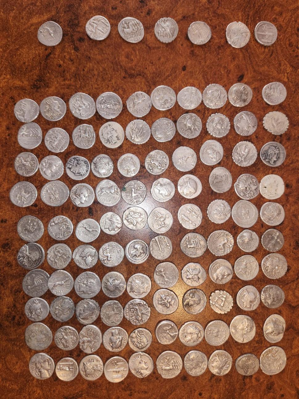 Descoperire istorică în Hunedoara. Peste 400 de monede de argint, din perioada cuceririi Daciei de către romani: "Nu este una la fel cu cealaltă" 865482