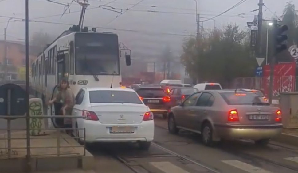 "Cucoană, întârziem la serviciu". O şoferiţă din Bucureşti a blocat un tramvai în staţie şi a enervat zeci de oameni