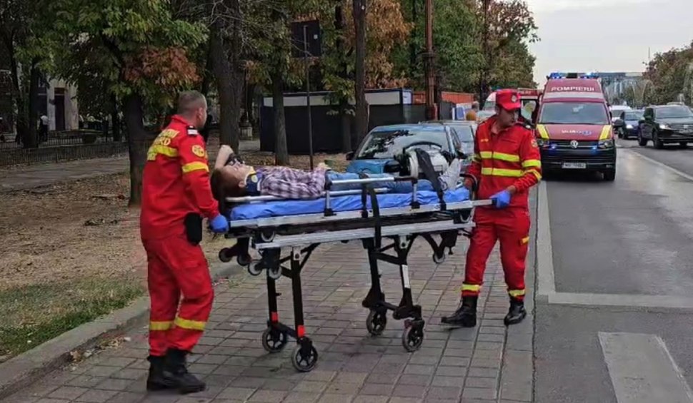 O femeie a sărit de la etajul cinci al unui bloc din Bucureşti şi a căzut peste o altă femeie care mergea pe stradă