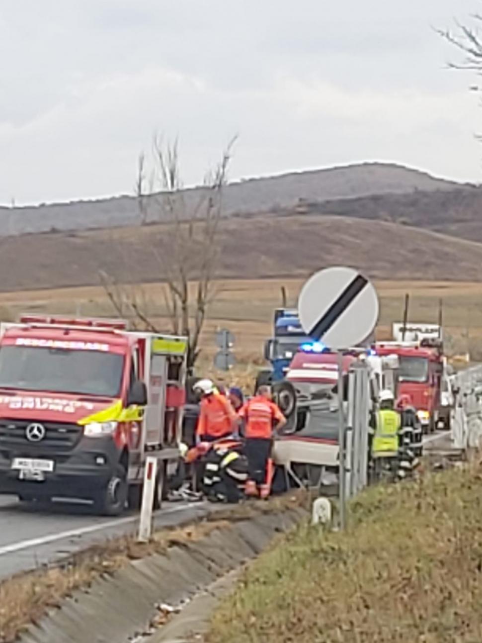 Trei eleve lovite din plin de o camionetă care s-a răsturnat, în Bistriţa. Şoferul, băut, ar fi încercat să evite un TIR 865731