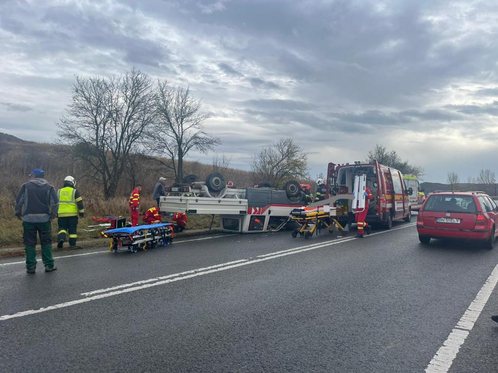 Trei eleve lovite din plin de o camionetă care s-a răsturnat, în Bistriţa. Şoferul, băut, ar fi încercat să evite un TIR 865732