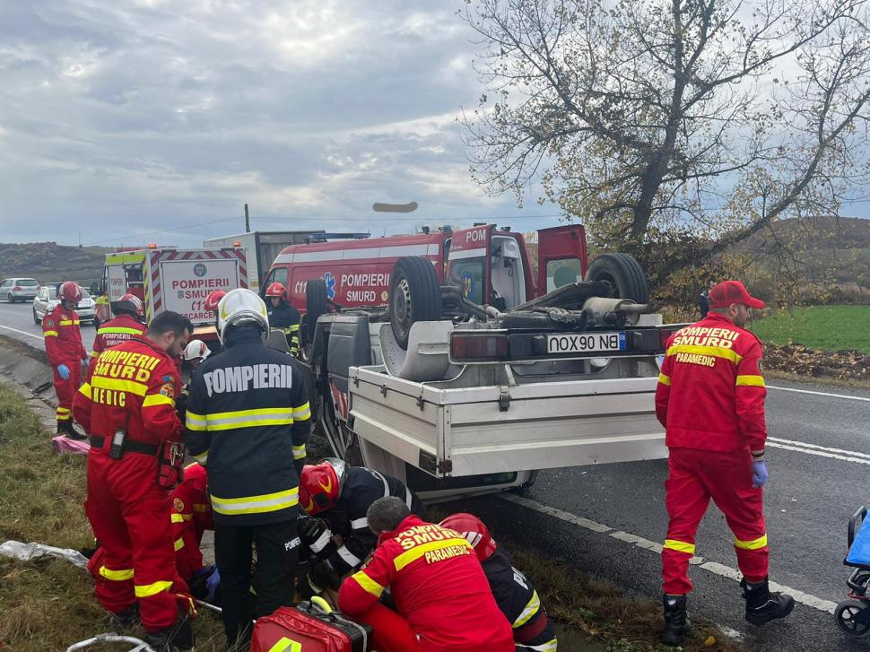 Trei eleve lovite din plin de o camionetă care s-a răsturnat, în Bistriţa. Şoferul, băut, ar fi încercat să evite un TIR 865733